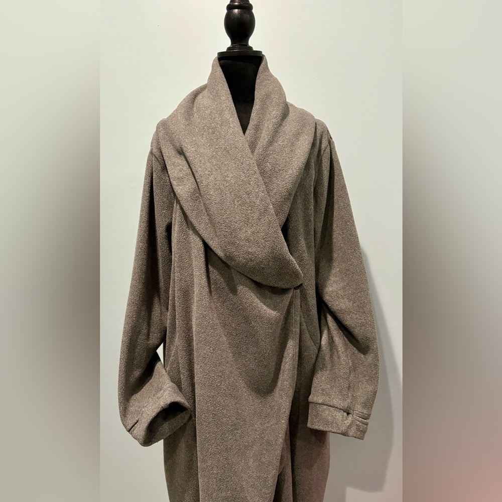 Barefoot Dreams lounge jacket, plush, soft, warm, like new cond. XL